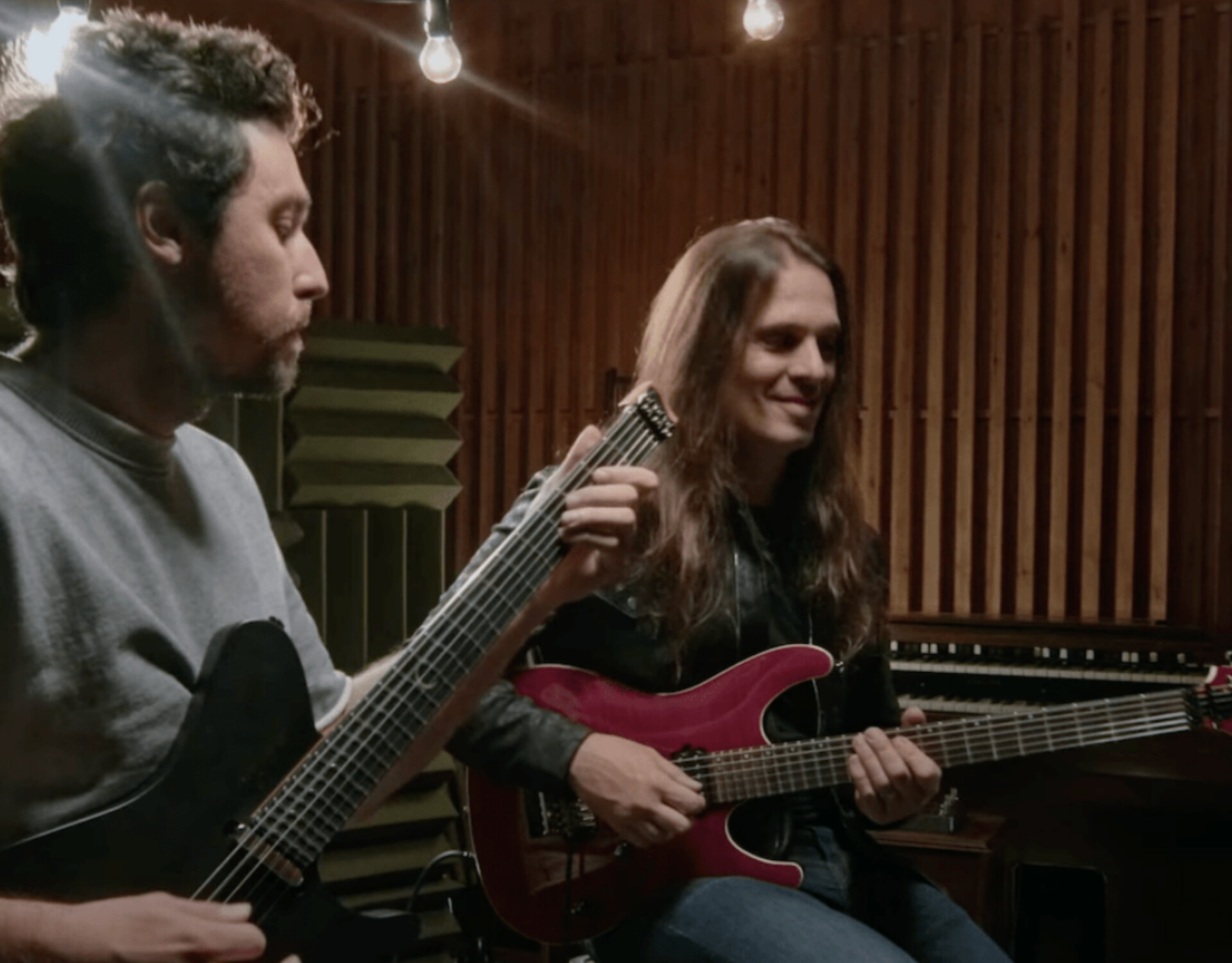 Kiko Loureiro lança música com o guitarrista Plini